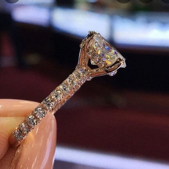 Gorgeous engagement/ special occasion ring - Picture 5 of 8